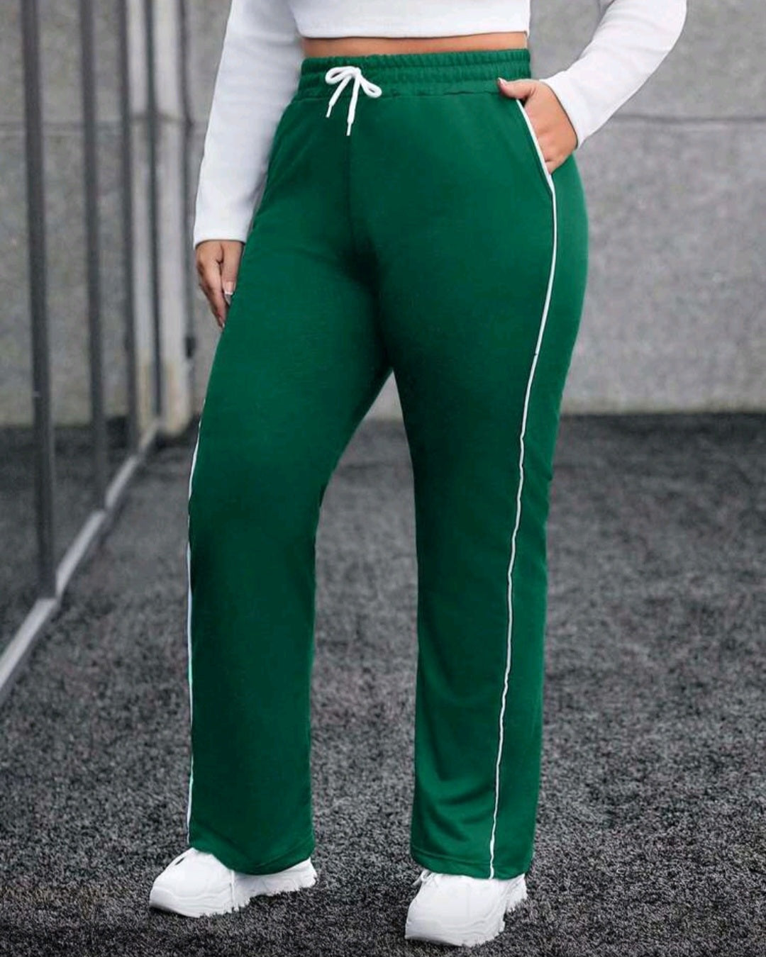 Teplákové kalhoty s bočním lemem – pohodlný střih