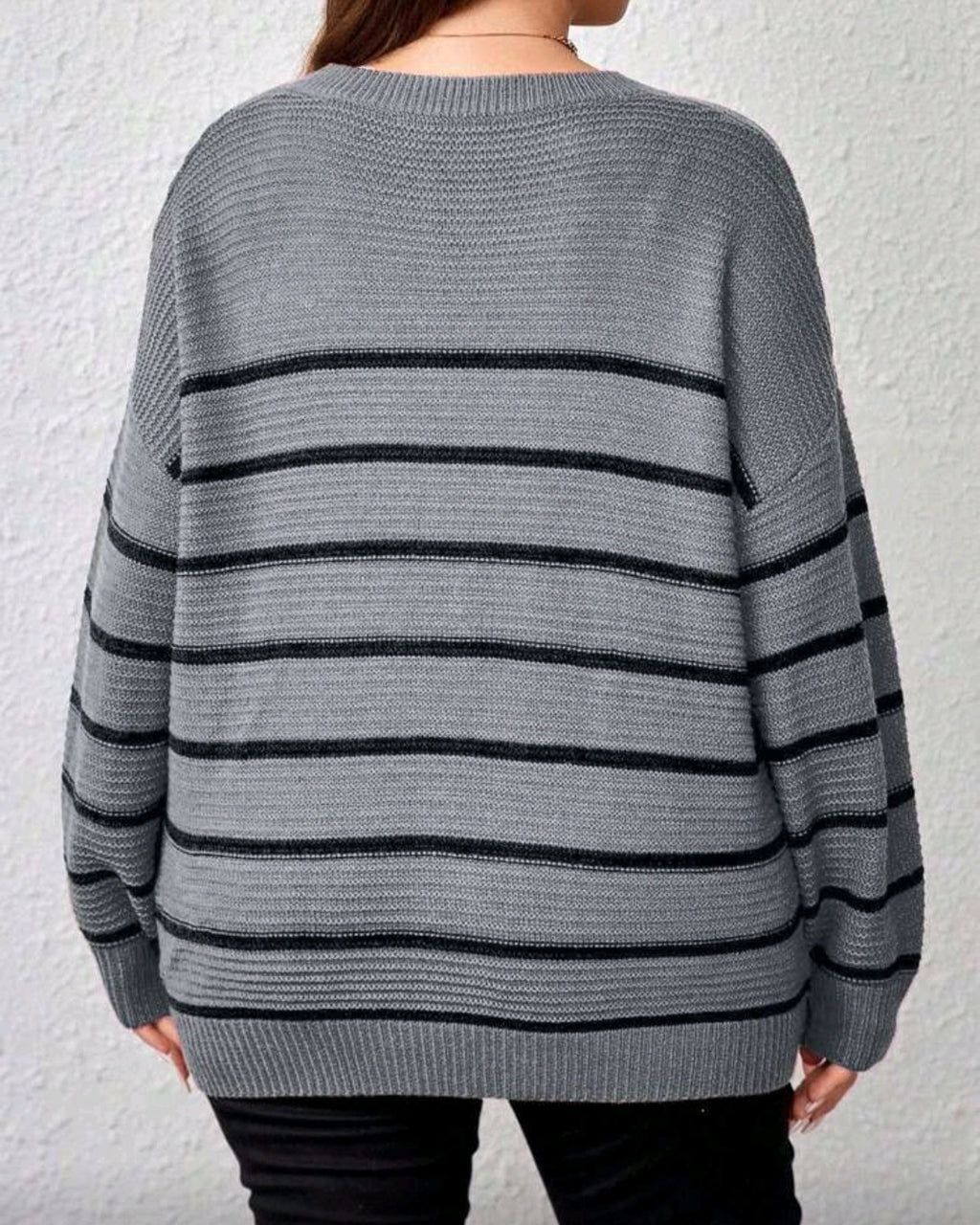 Volný pletený svetr s pruhy