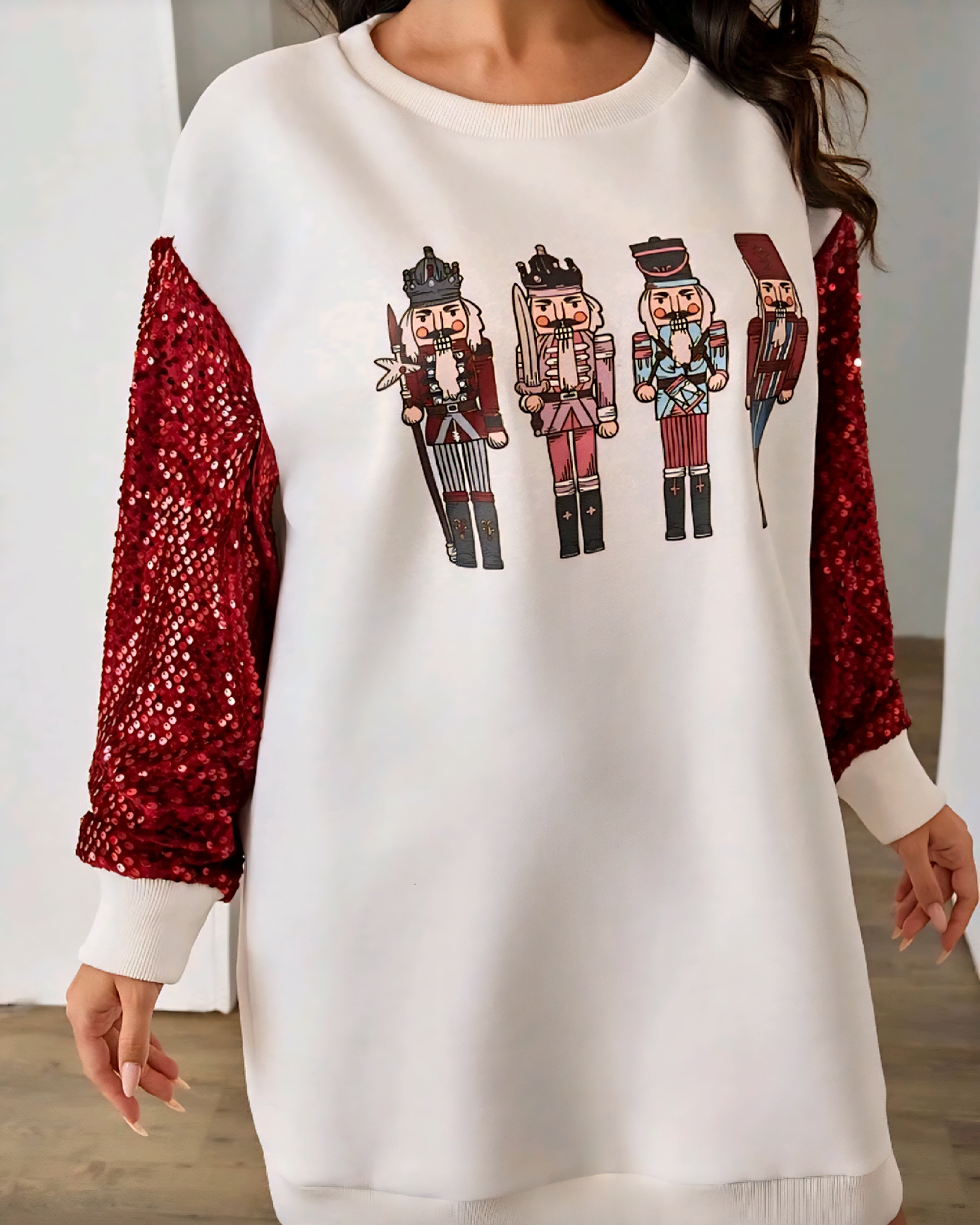 Dlouhá mikina s vánočním motivem a flitrovými rukávy