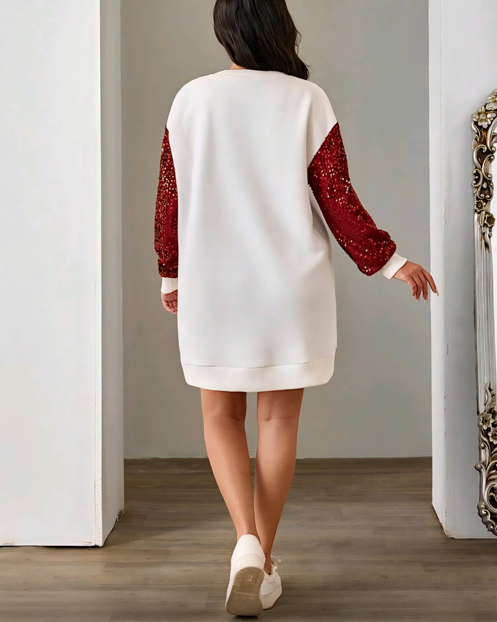 Dlouhá mikina s vánočním motivem a flitrovými rukávy