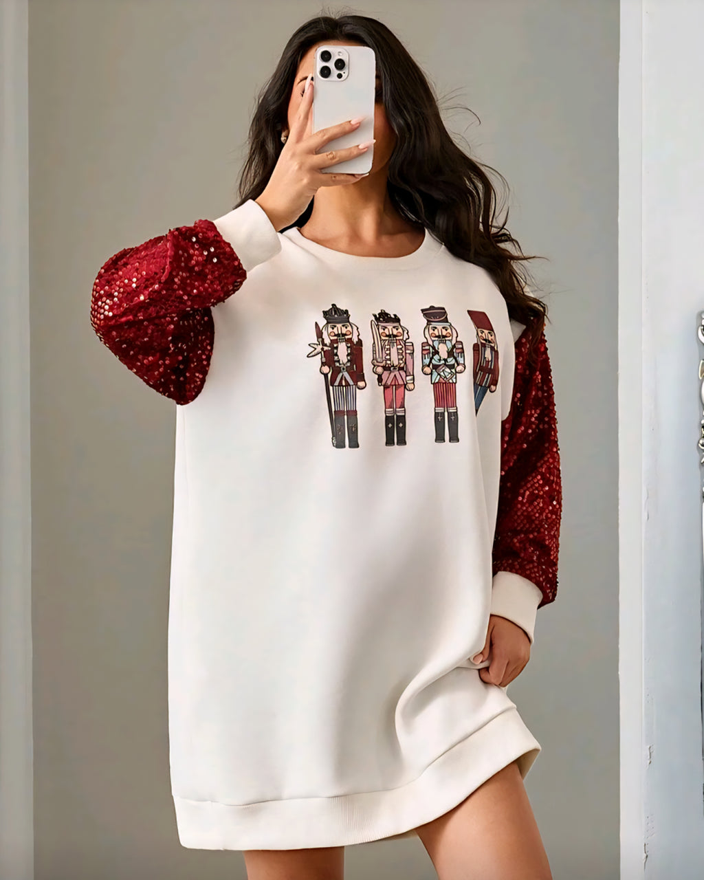 Dlouhá mikina s vánočním motivem a flitrovými rukávy