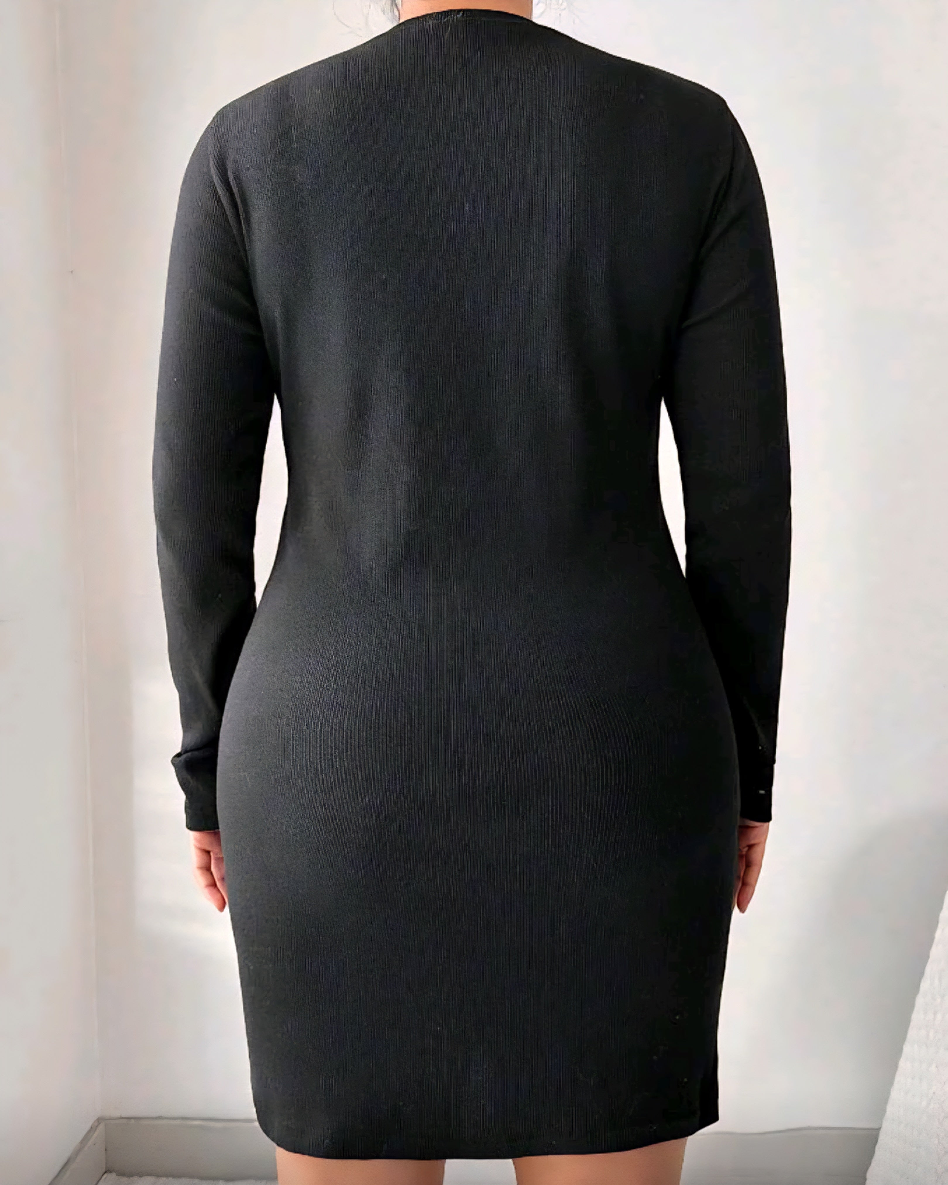 Pouzdrové šaty s průstřihem a zipem