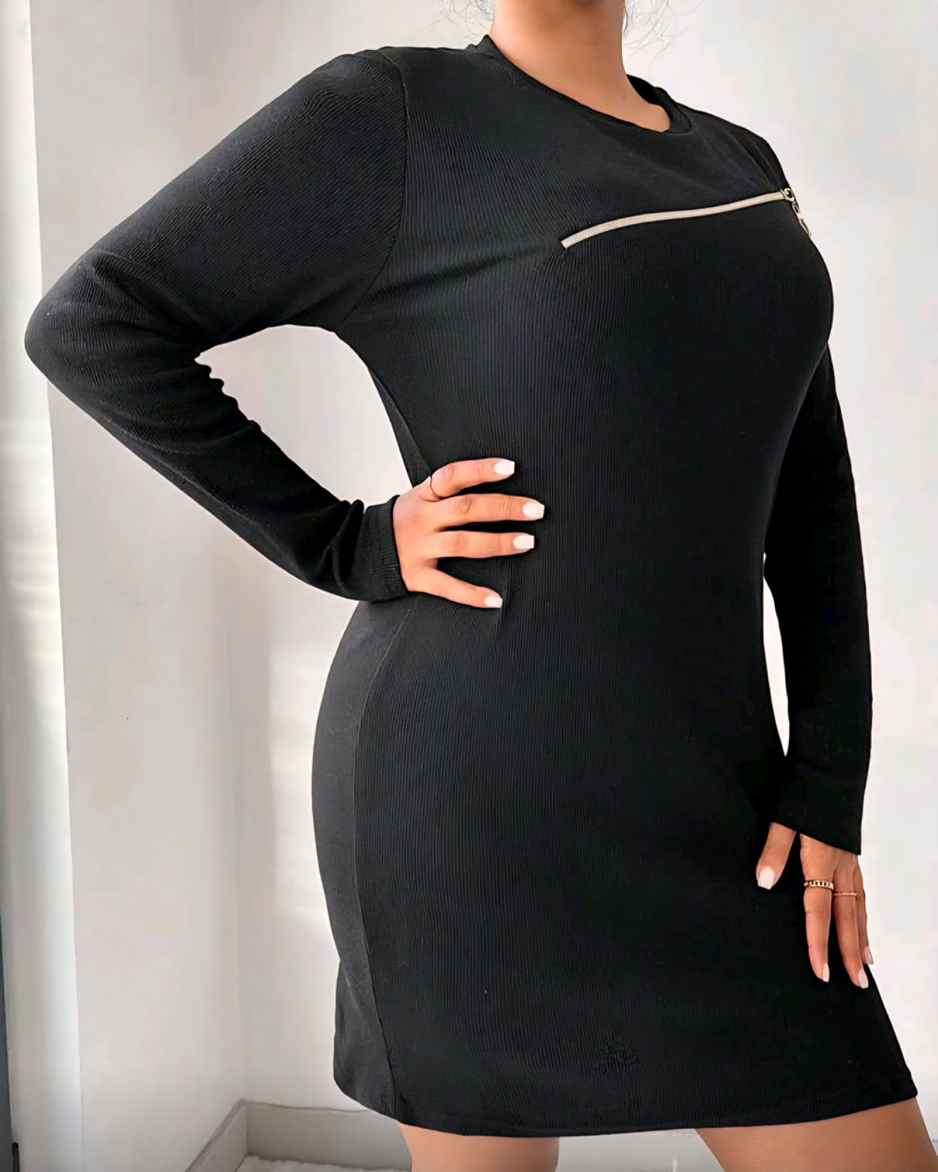 Pouzdrové šaty s průstřihem a zipem