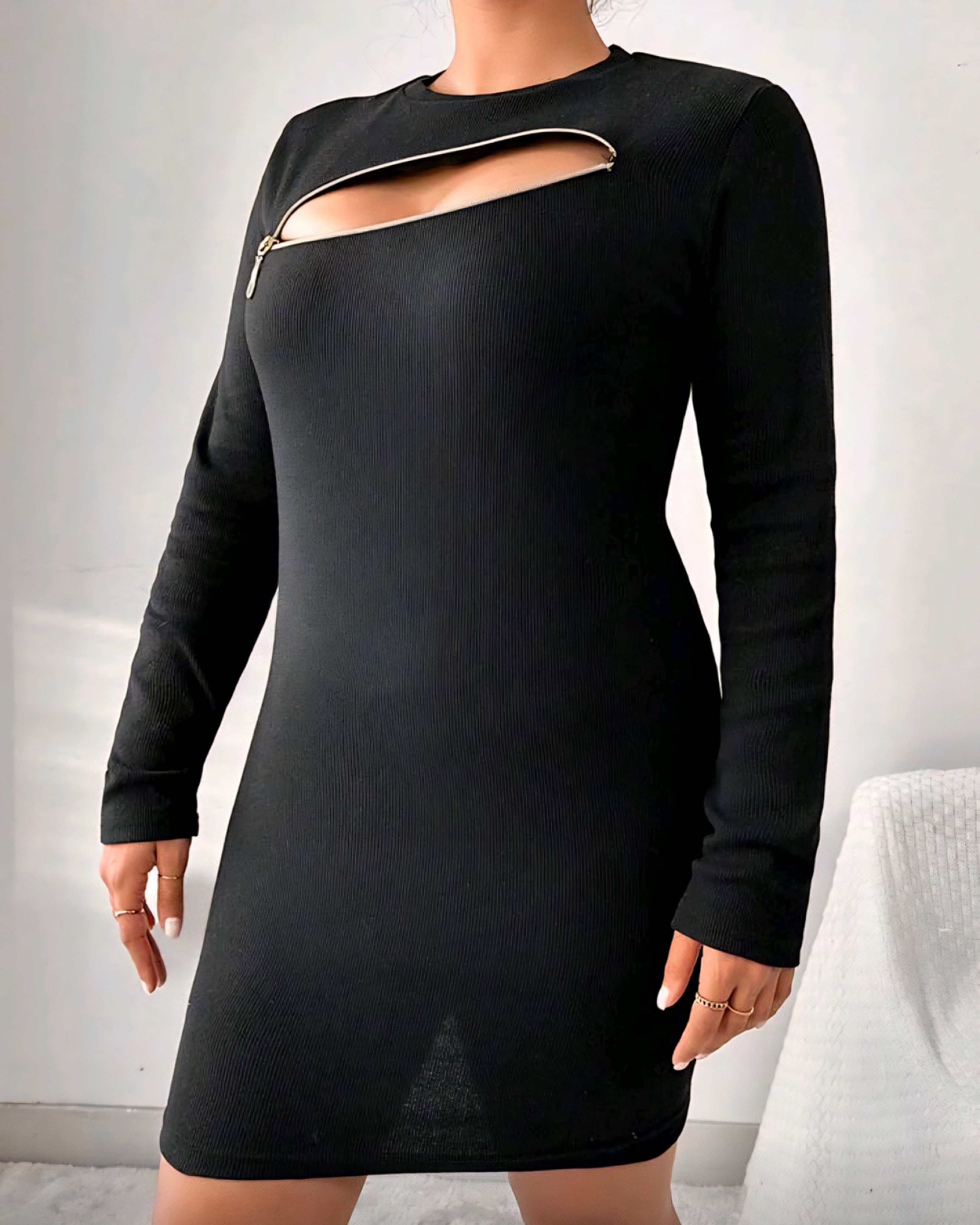 Pouzdrové šaty s průstřihem a zipem
