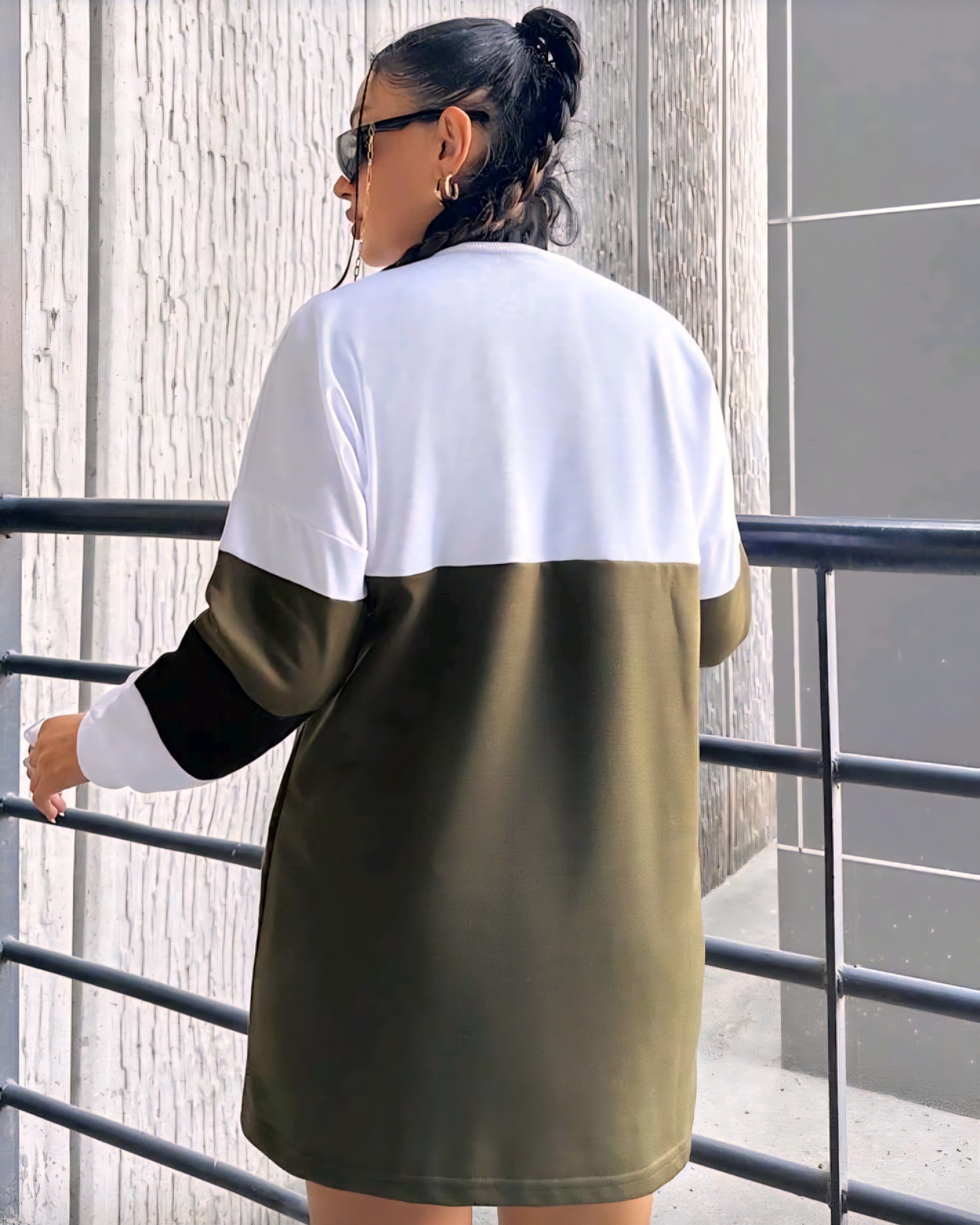 Dvoubarevné šaty mikinového střihu