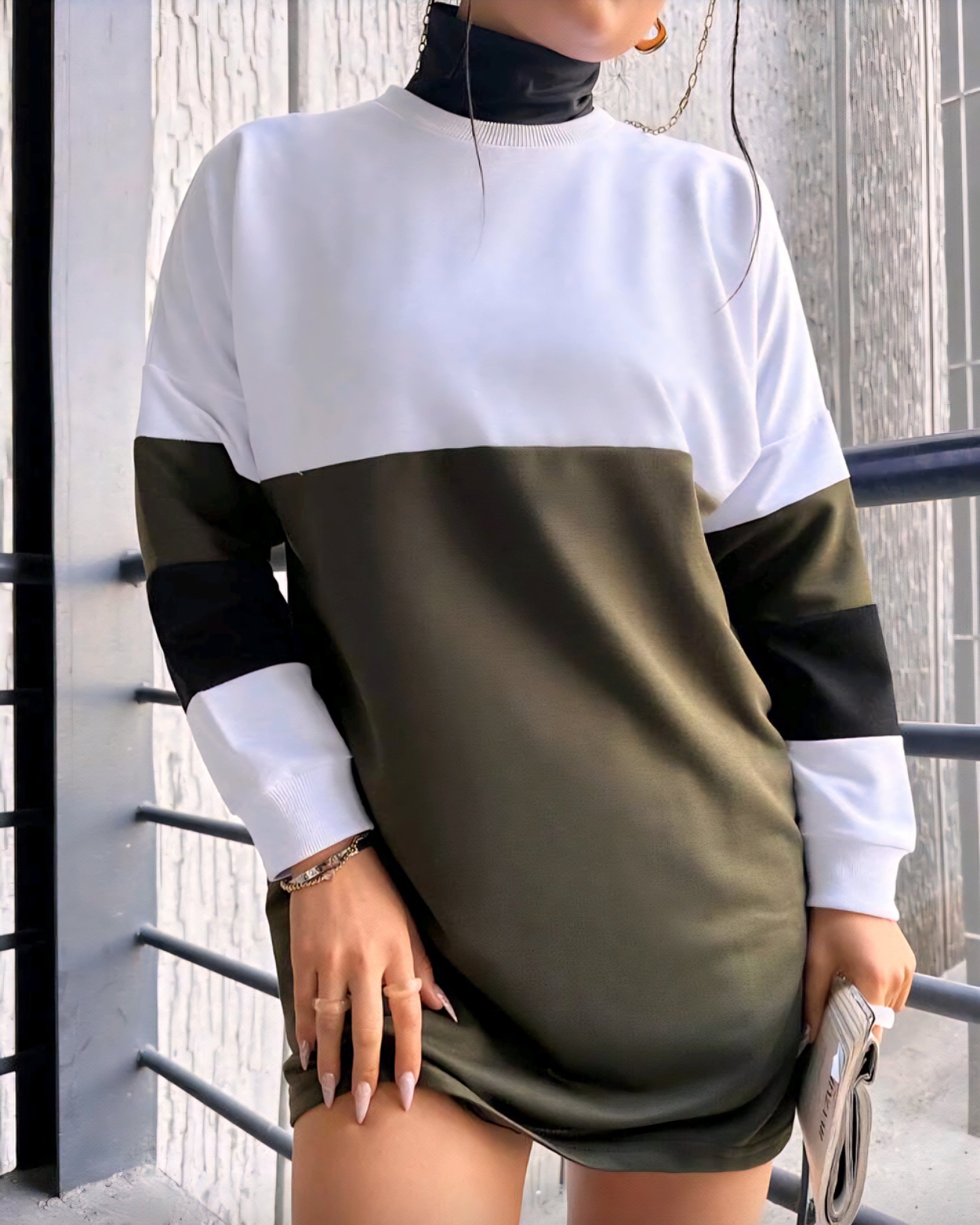 Dvoubarevné šaty mikinového střihu