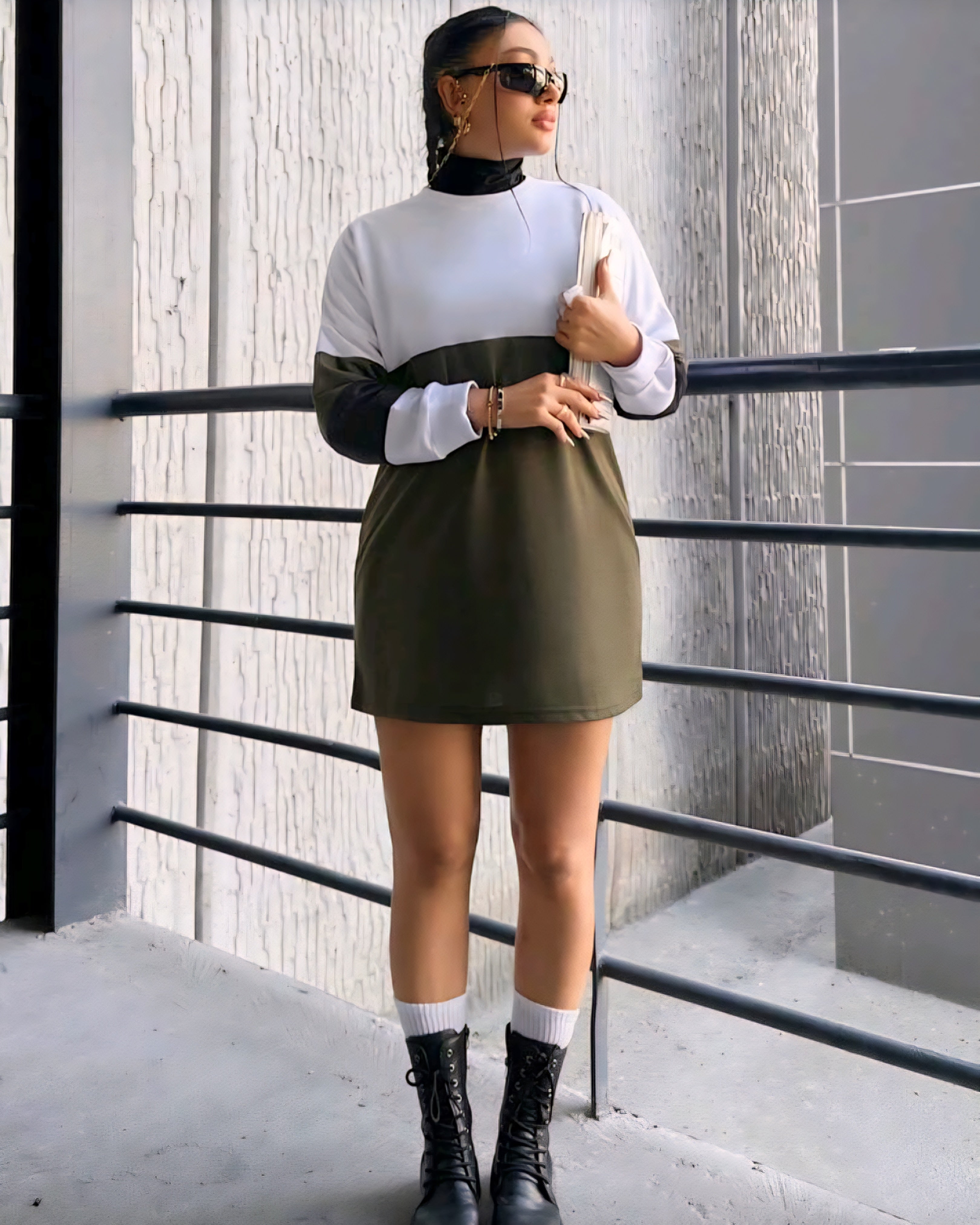 Dvoubarevné šaty mikinového střihu