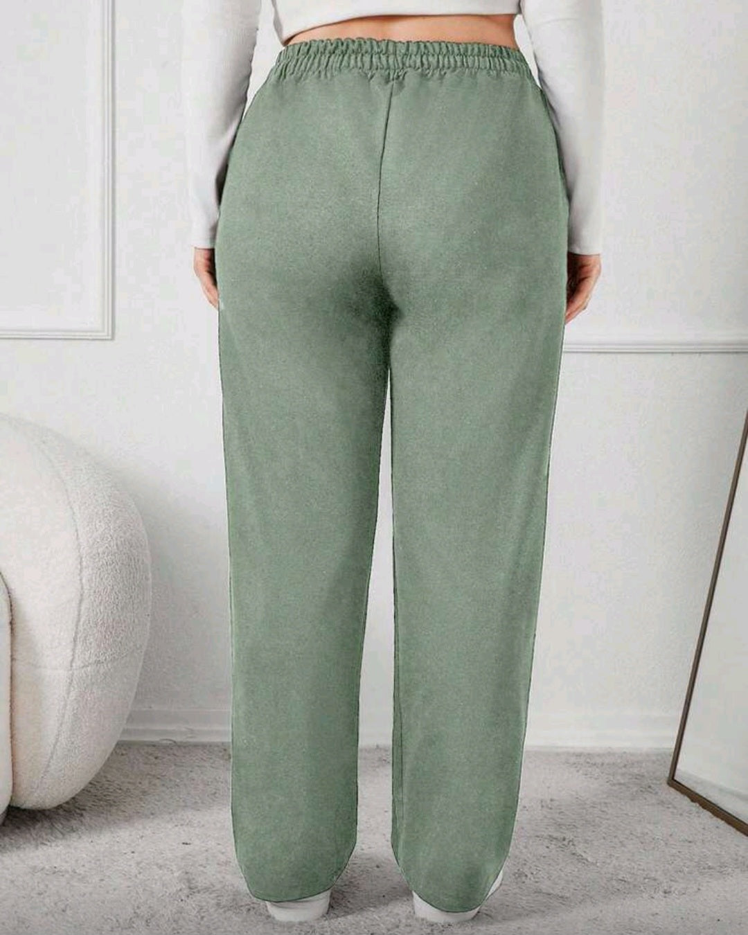 Široké tepláky s vysokým pasem