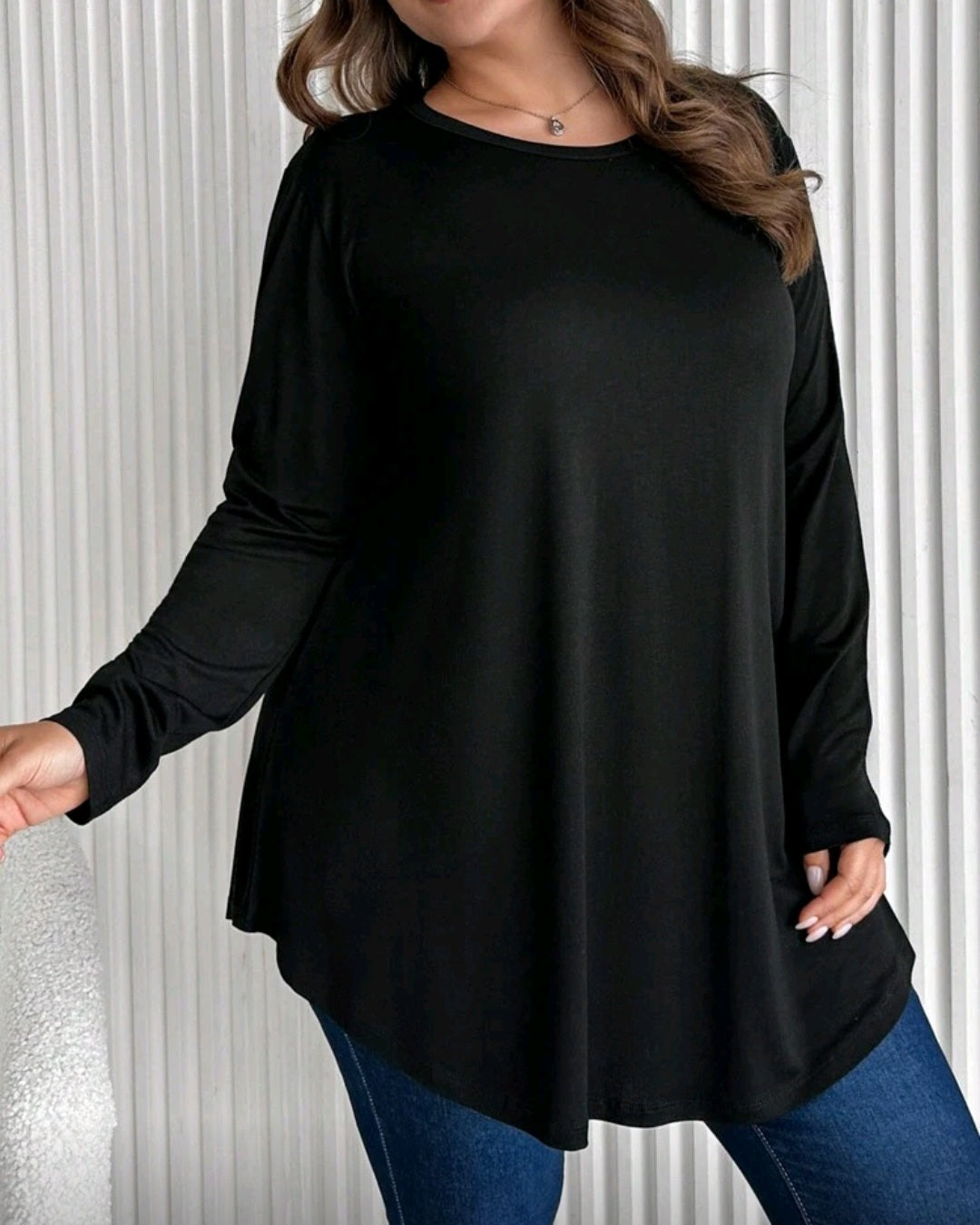 Jednobarevné tričko se zaobleným lemem