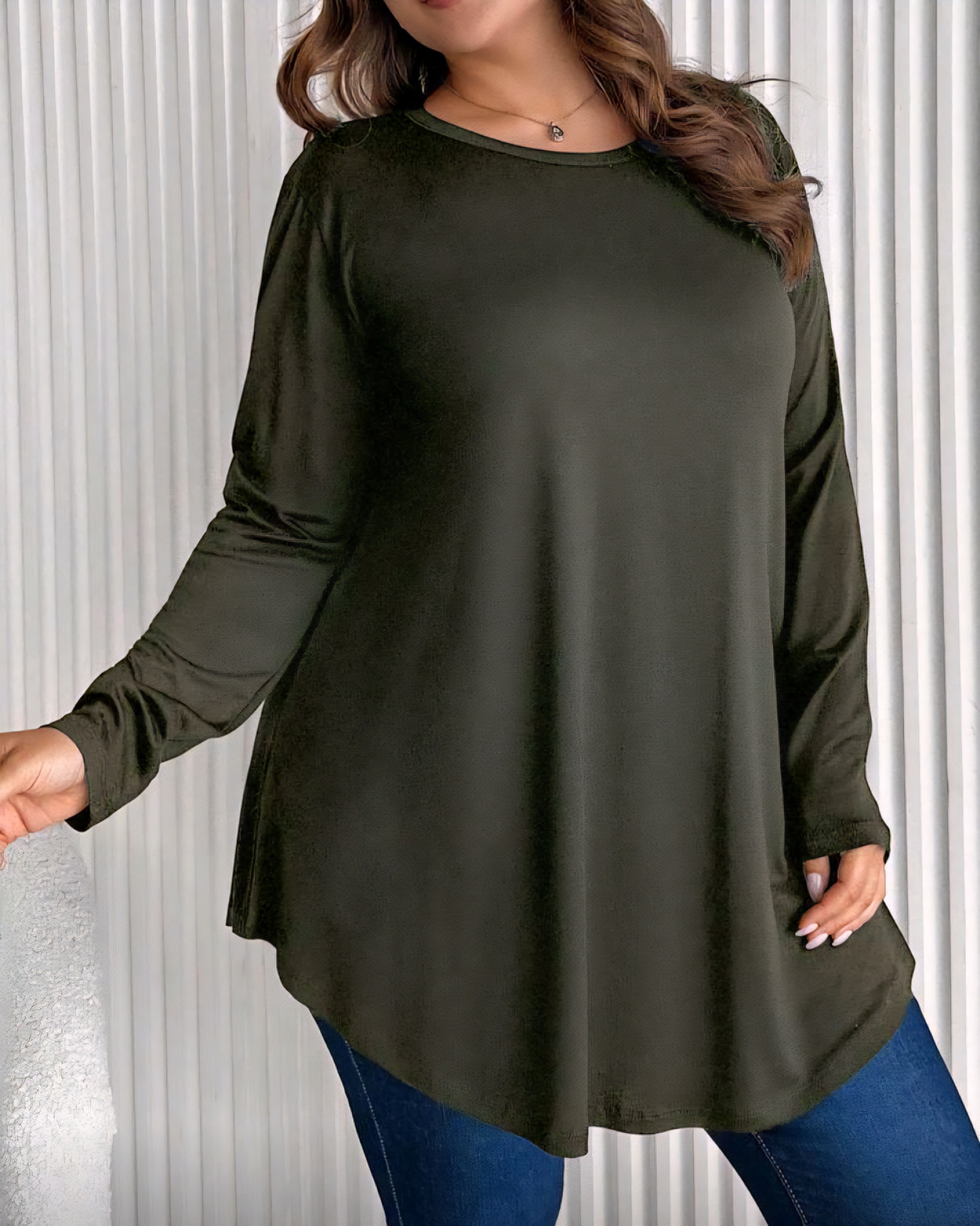 Jednobarevné tričko se zaobleným lemem