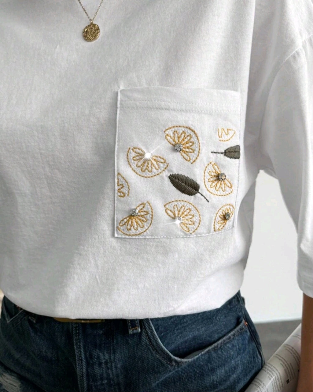 Bílé bavlněné tričko s výšivkou