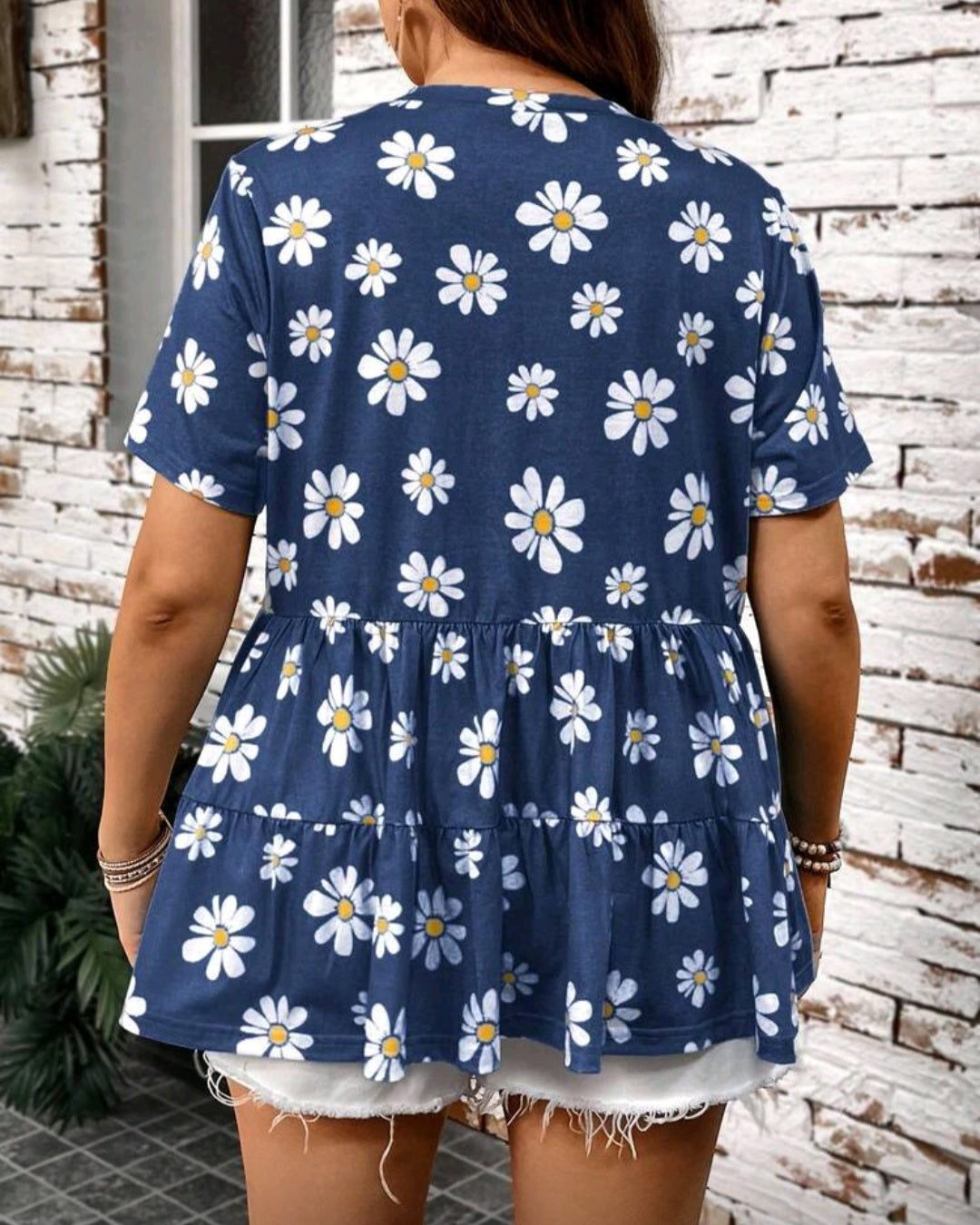 Volná tunika s květy a volánovým lemem