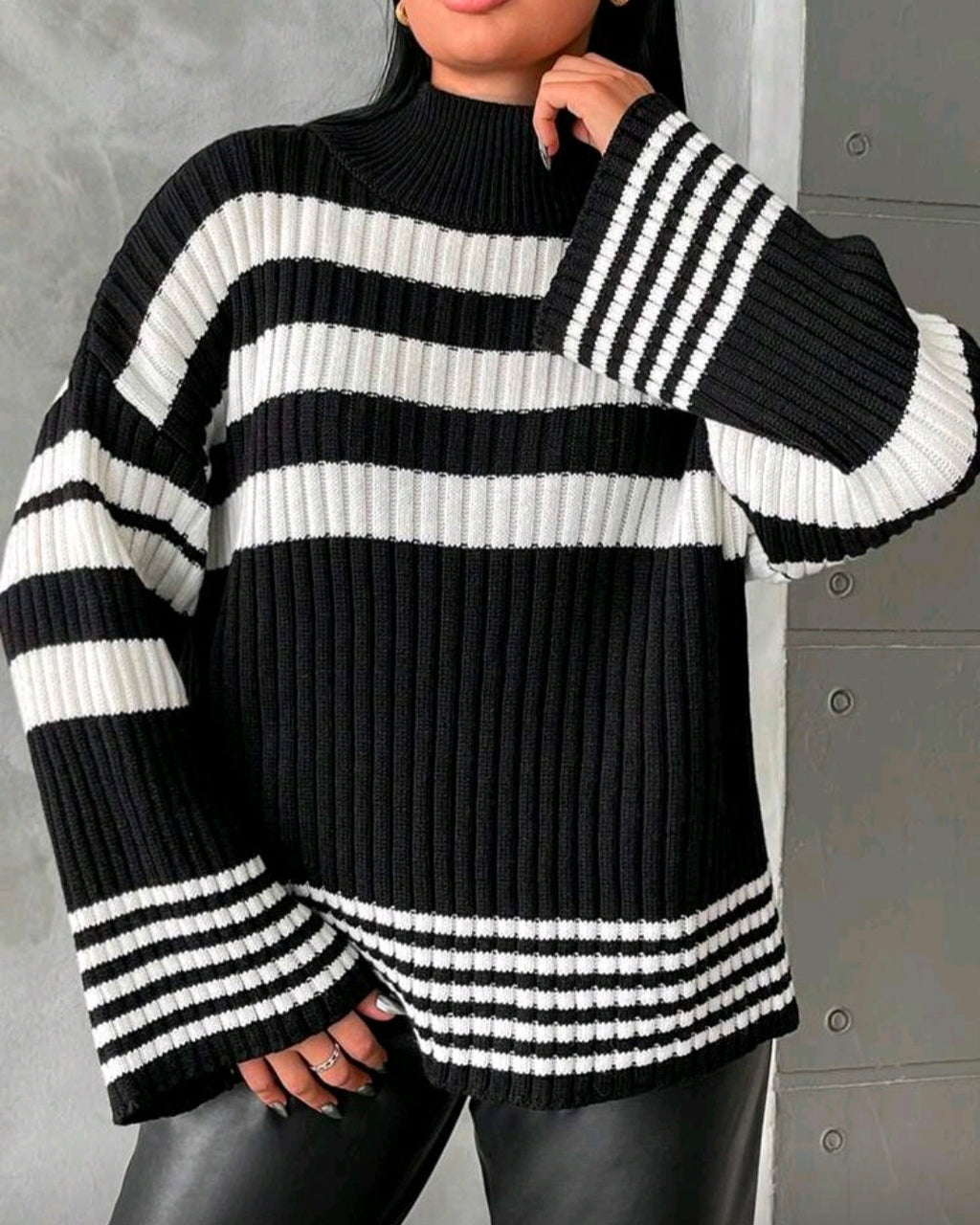 Volný pletený svetr s pruhy