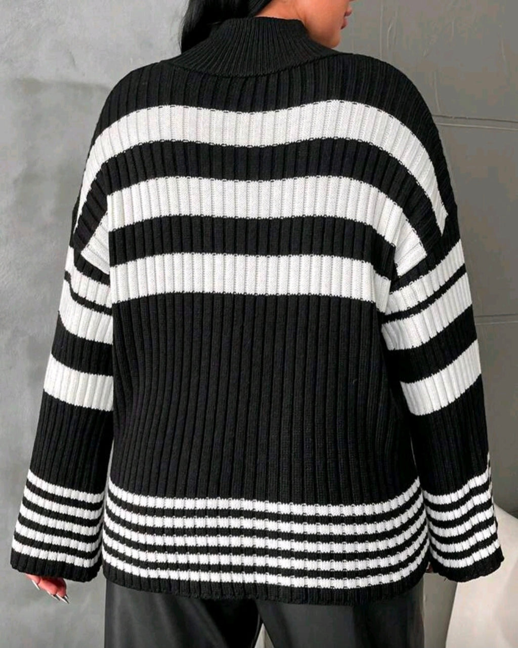 Volný pletený svetr s pruhy