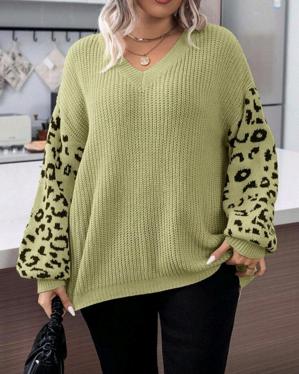Dámský pletený svetr s leopardími rukávy
