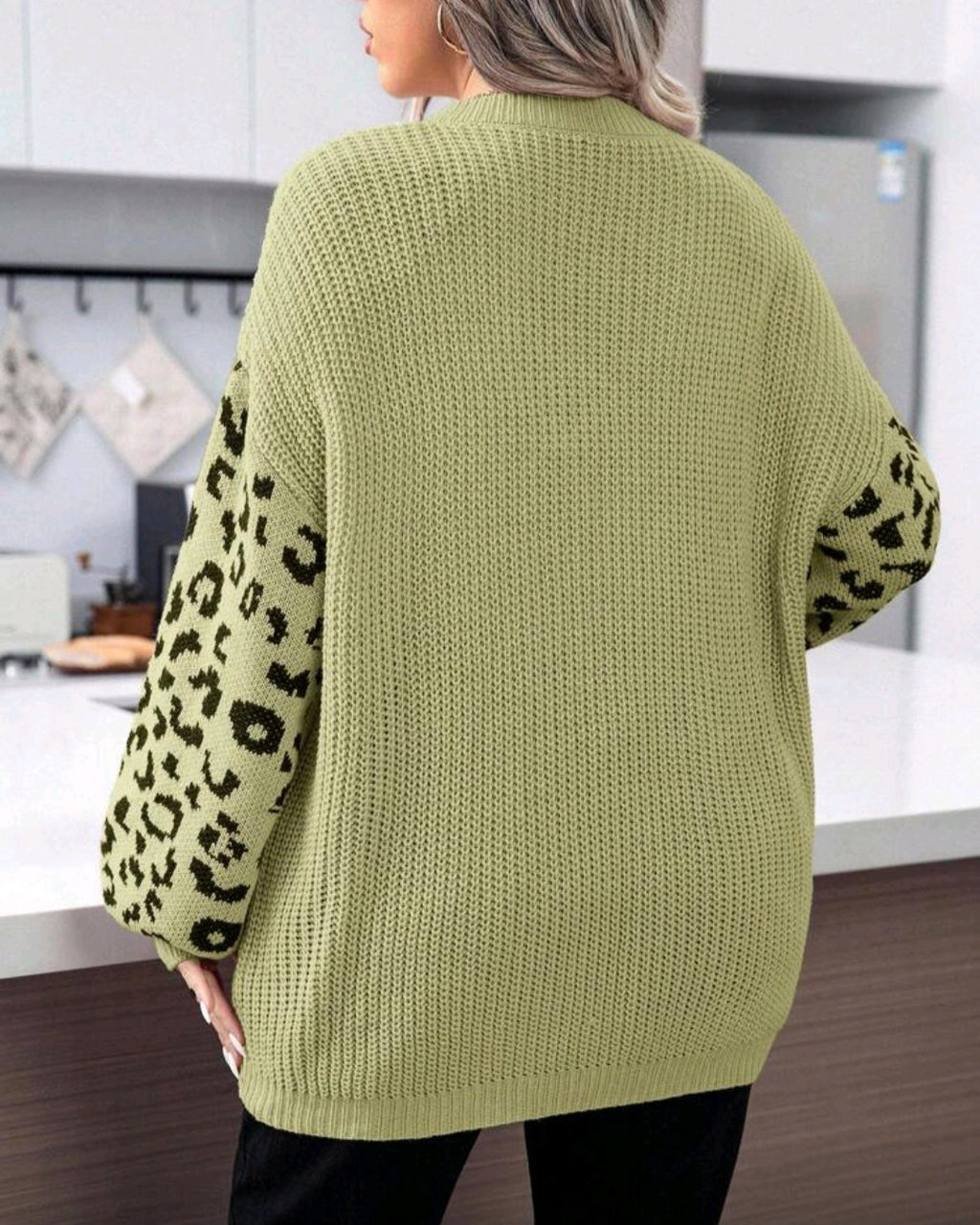 Dámský pletený svetr s leopardími rukávy