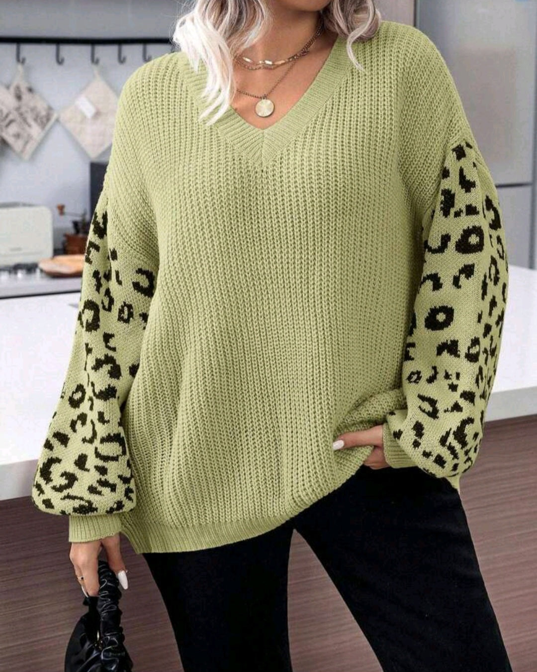 Dámský pletený svetr s leopardími rukávy