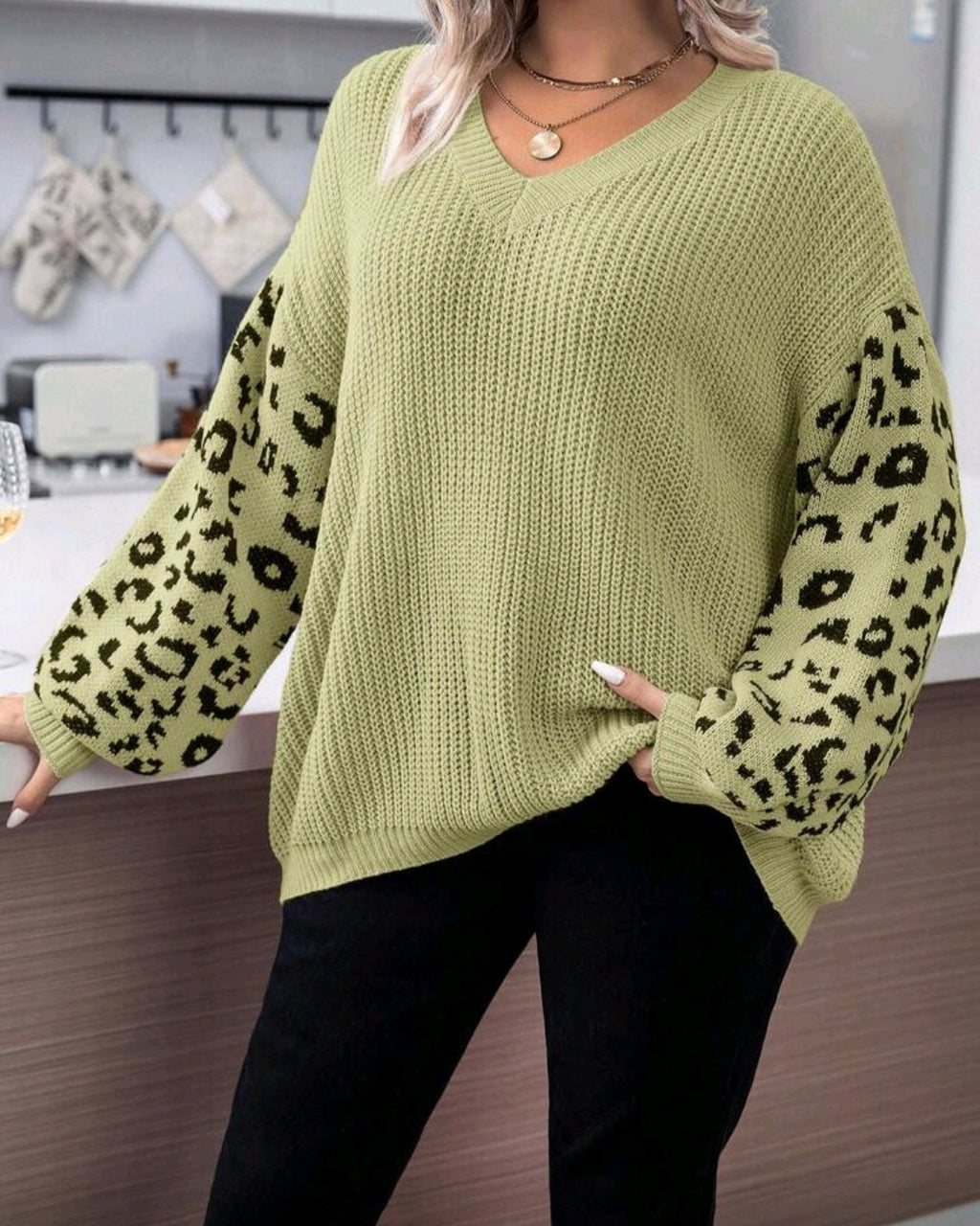 Dámský pletený svetr s leopardími rukávy