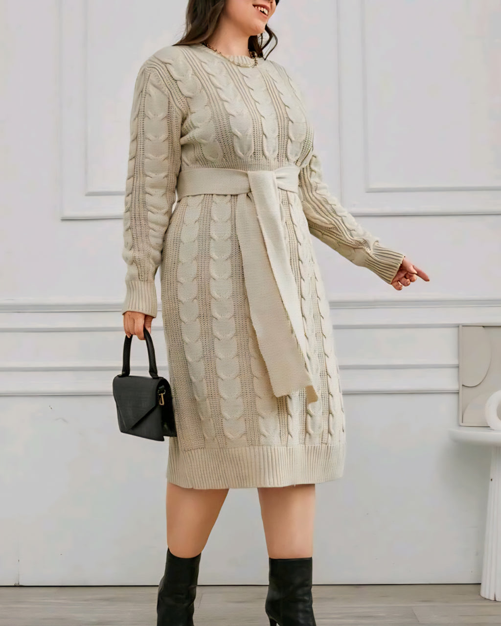 Dámské pletené šaty s copánkovým vzorem a páskem