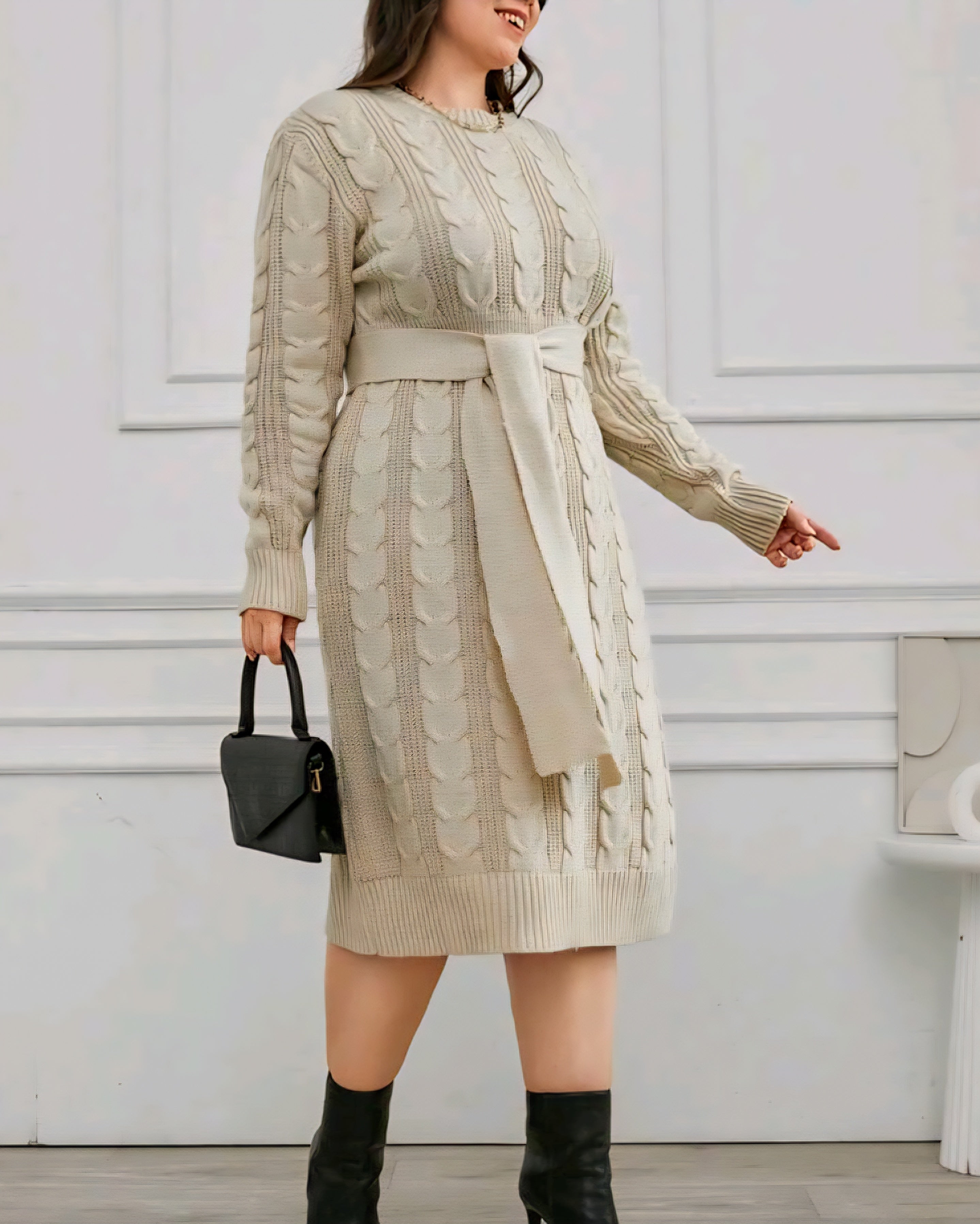 Dámské pletené šaty s copánkovým vzorem a páskem