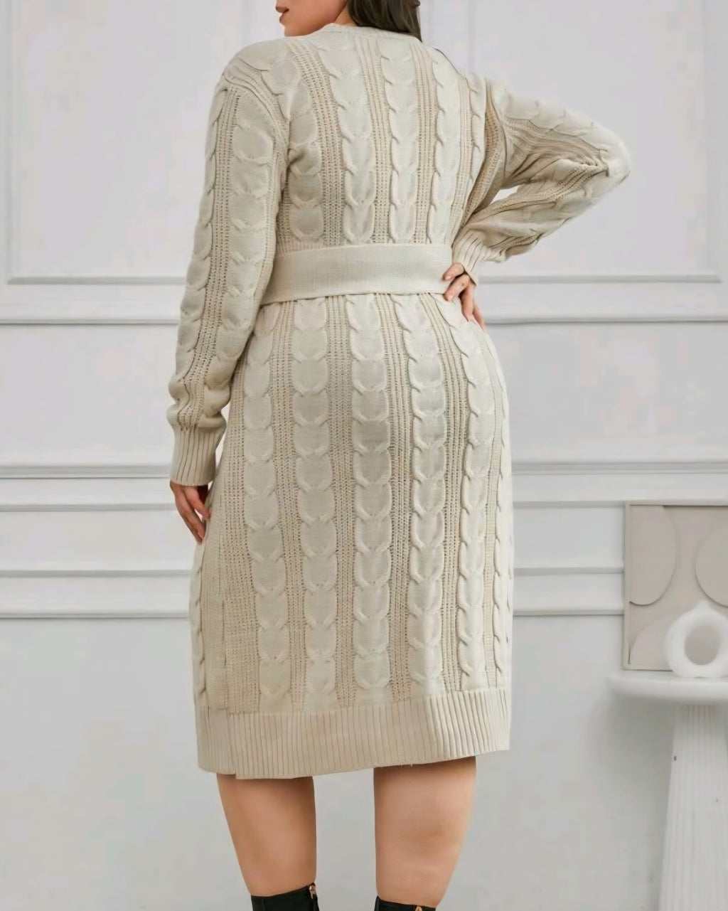 Dámské pletené šaty s copánkovým vzorem a páskem