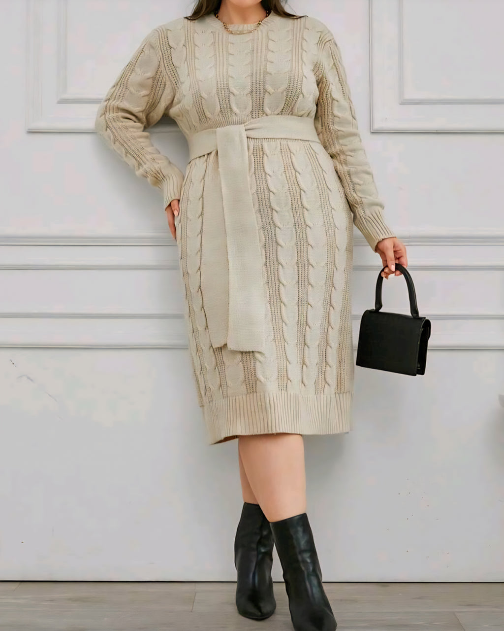 Dámské pletené šaty s copánkovým vzorem a páskem