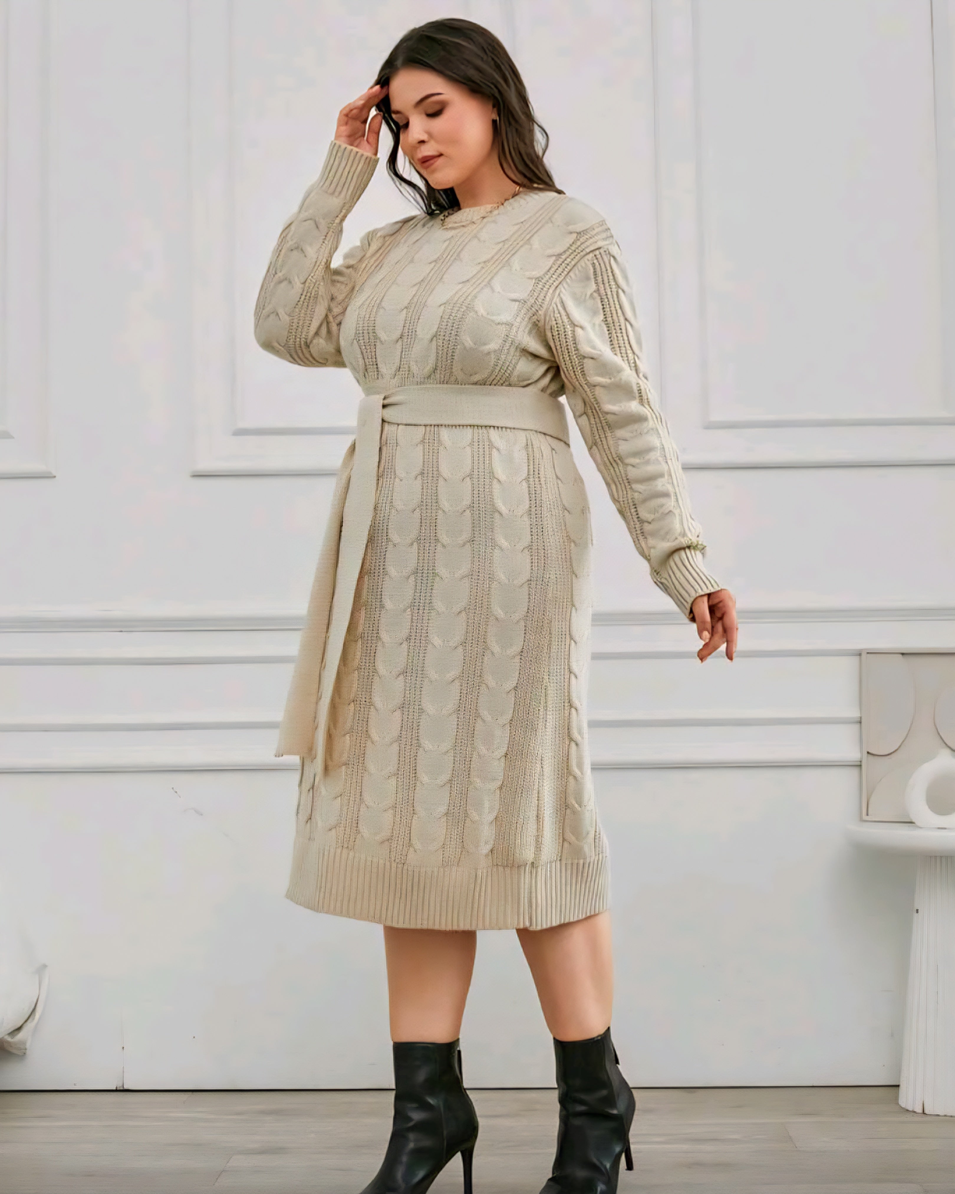 Dámské pletené šaty s copánkovým vzorem a páskem