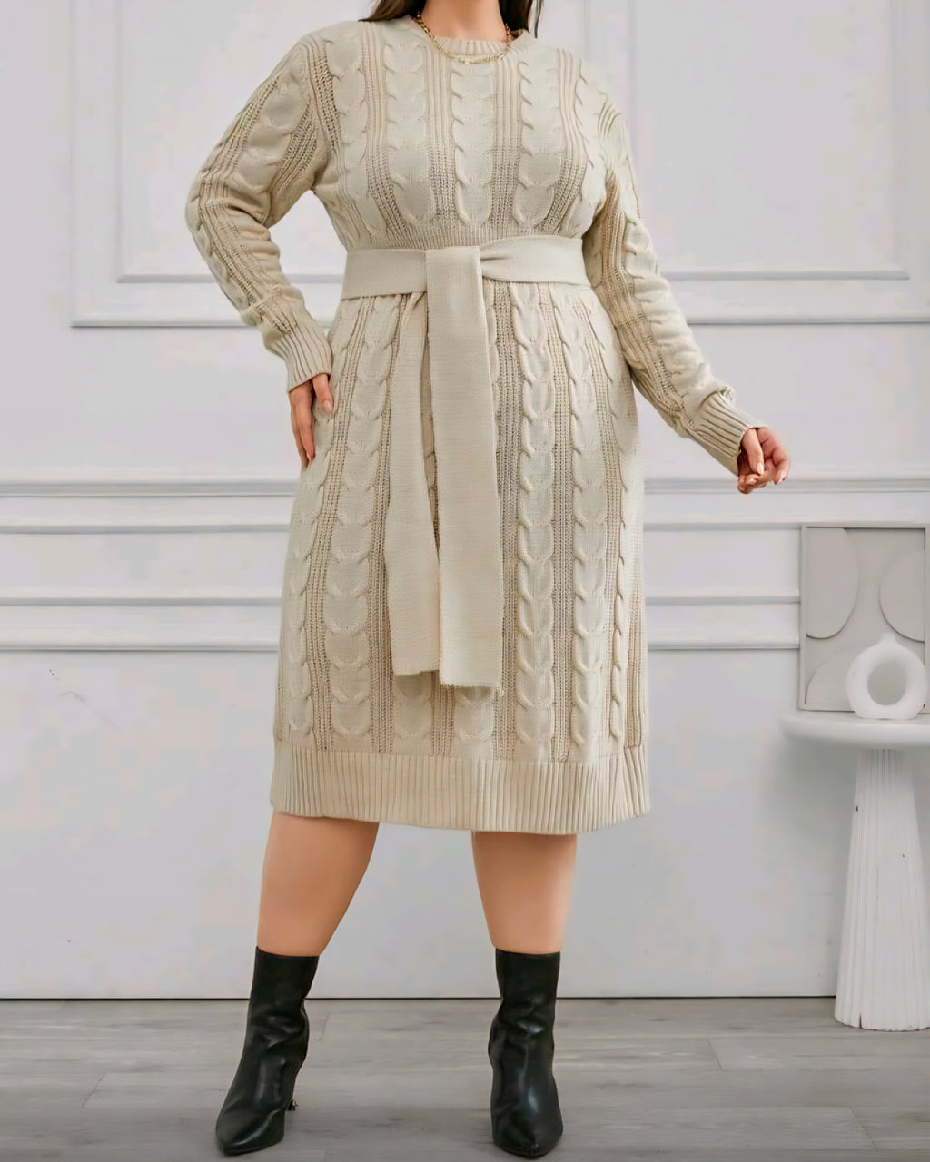 Dámské pletené šaty s copánkovým vzorem a páskem