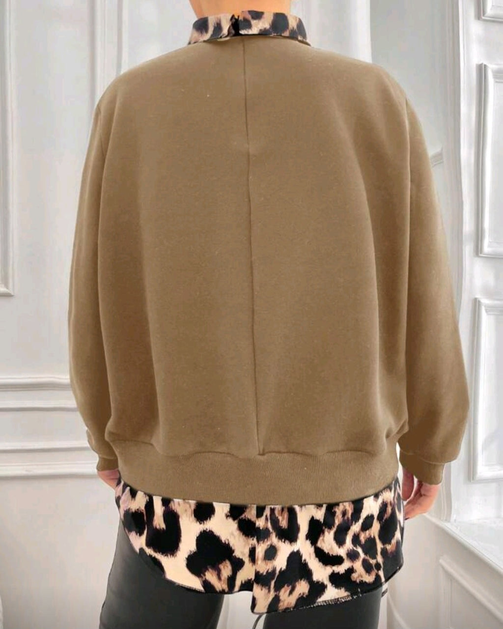 Dámská bavlněná mikina s košilovým lemem a leopardím vzorem