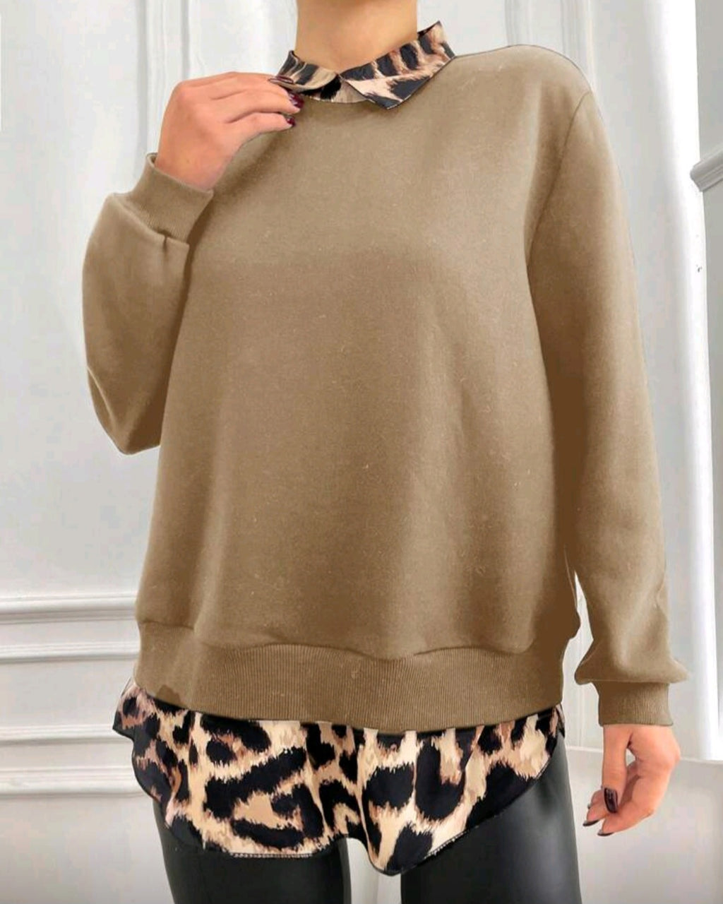 Dámská bavlněná mikina s košilovým lemem a leopardím vzorem